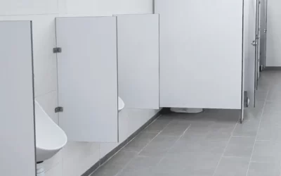 Cubículos de baños a medida para Grupo Blumos: Un Proyecto de precisión y optimización