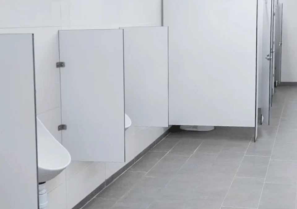 separadores de urinarios en tablero HPL fenólico