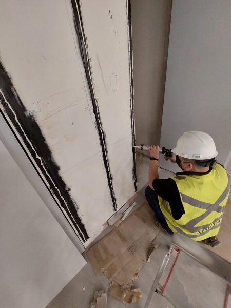 Instalación placa HPL en sala de mamografía Clinica Alemana