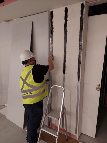 Instalación placa HPL para sala de mamografía