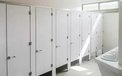 Instalación de cubículos de baños para el Colegio Gabriela Mistral. Soluciones duraderas y funcionales.