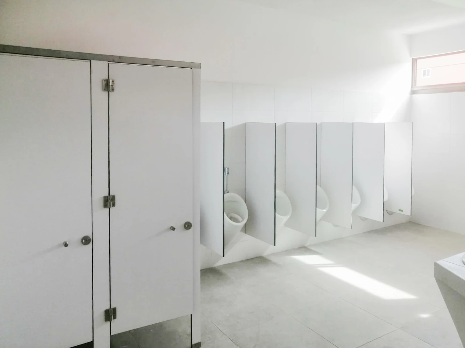 Renovación de cubículos de baños y separadores de urinarios en material fenólico.