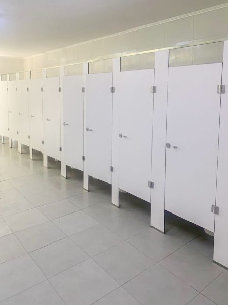 cubículos de baños en material hpl fenólico instalados por visión diseño.