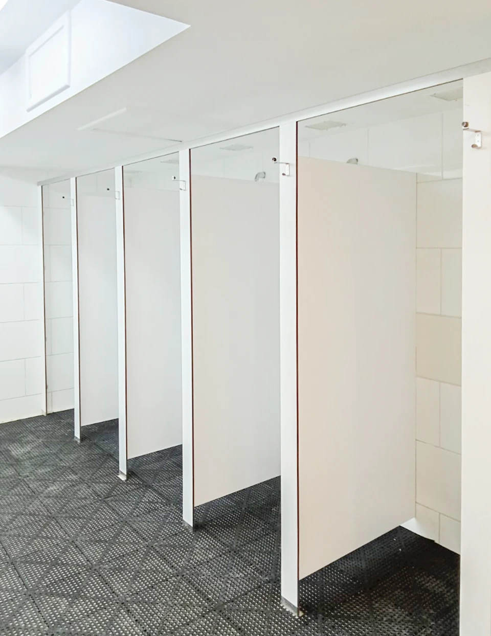 separadores de urinario placa hpl fenólico en baños de colegios, hospitales