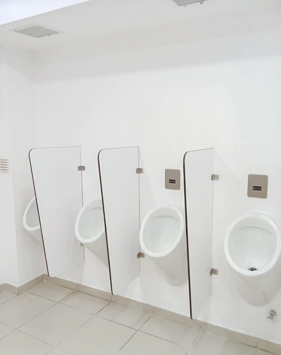 Separadores de urinarios fenólicos en 12 mm de espesor, color blanco. Aplicación en baños, camarines, vestuarios y centros comerciales.