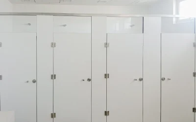 Cubículos HPL para CESFAM Macul, Santiago: Proyecto de Visión Diseño con alta resistencia y cumplimiento de normativas sanitarias