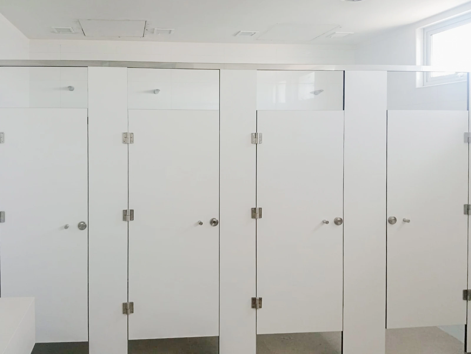 Cubículos HPL AquaCor para baños y duchas del CESFAM Macul en Santiago de Chile