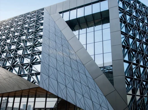 Fachada ventilada KLADS aplicada en edificio corporativo